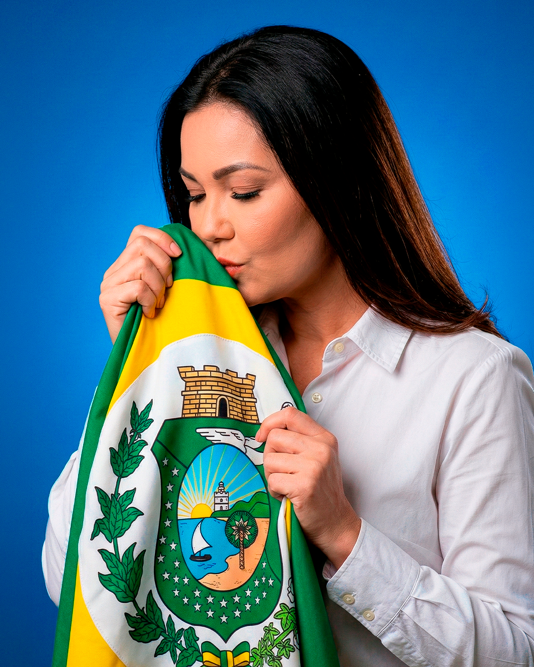 MULHER BIEJANDO A BANDEIRA