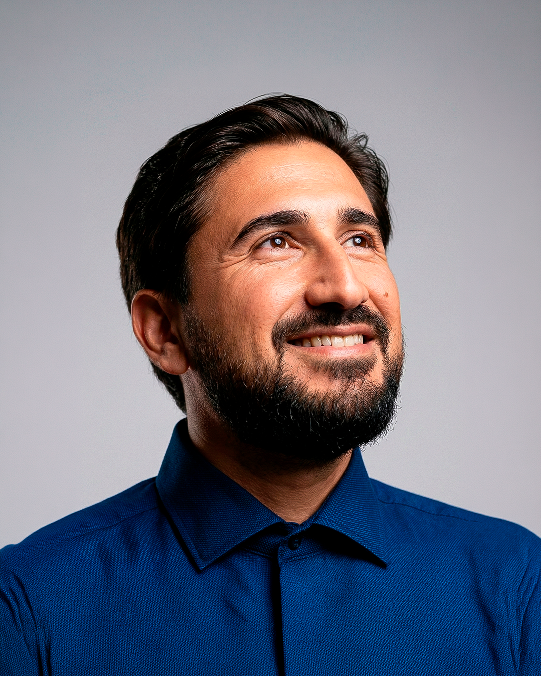 OLHANDO PRA CIMA CAMISA AZUL