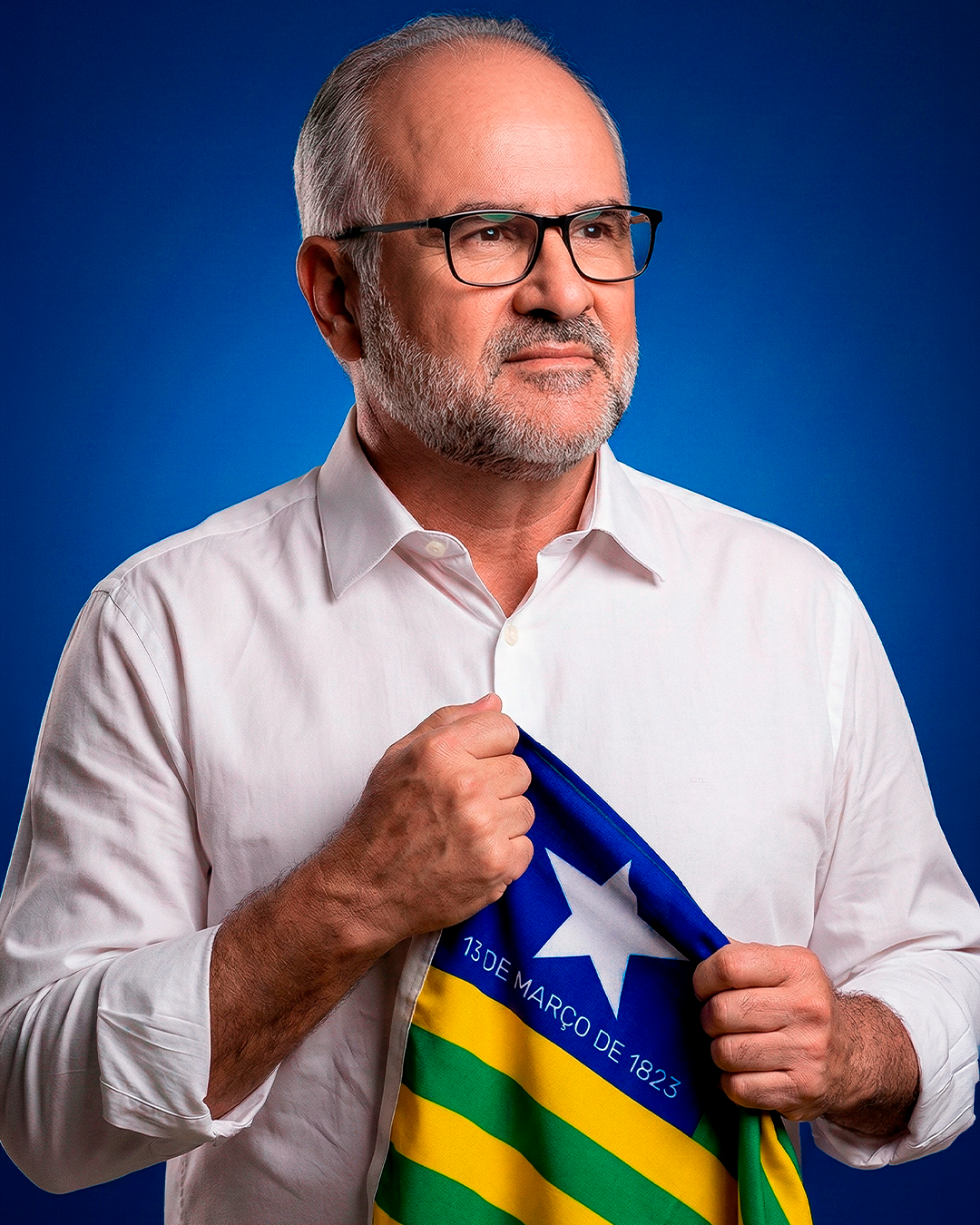 SEGURANDO BANDEIRA